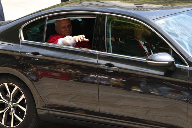 Pope Leo XIV arrives at Barcelona Cathedral during Spain visit BARCELONA, SPAIN - JUNE 09: Pope Leo XIV waves as he arrives at the Cathedral of the Holy Cross and Saint Eulalia in Barcelona, Spain, on June 09, 2026. The Pope is visiting Spain from June 6 to 12, with stops in Madrid, Barcelona and the Canary Islands, where he is scheduled to meet with migrants and organisations supporting them. Adria Puig Anadolu Barcelona Spain. Editorial use only. Please get in touch for any other usage.  Copyright: x2026xAnadoluxAdriaxPuigx