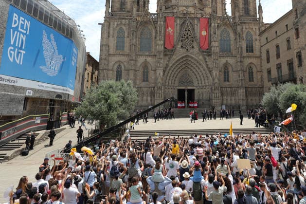 Pope Leo XIV arrives at Barcelona Cathedral during Spain visit BARCELONA, SPAIN - JUNE 09: Pope Leo XIV waves as he arrives at the Cathedral of the Holy Cross and Saint Eulalia in Barcelona, Spain, on June 09, 2026. The Pope is visiting Spain from June 6 to 12, with stops in Madrid, Barcelona and the Canary Islands, where he is scheduled to meet with migrants and organisations supporting them. Adria Puig Anadolu Barcelona Spain. Editorial use only. Please get in touch for any other usage.  Copyright: x2026xAnadoluxAdriaxPuigx