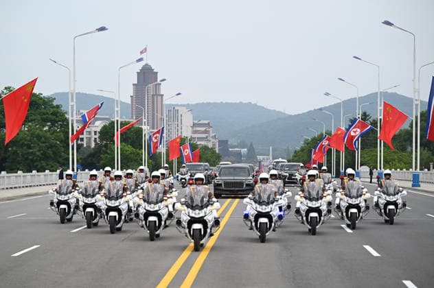 (260609) -- PYONGYANG, June 9, 2026 -- Xi Jinping, general secretary of the Communist Party of China Central Committee and Chinese president, concludes his state visit to the Democratic People s Republic of Korea (DPRK) and departs from Pyongyang, the DPRK, June 9, 2026. Kim Jong Un, general secretary of the Workers Party of Korea and president of the State Affairs of the DPRK, and his wife Ri Sol Ju went to the airport to see Xi and his wife Peng Liyuan off and held a grand farewell ceremony in their honor. ) DPRK-PYONGYANG-CHINA-XI JINPING-KIM JONG UN-GRAND FAREWELL CEREMONY XiexHuanchi 