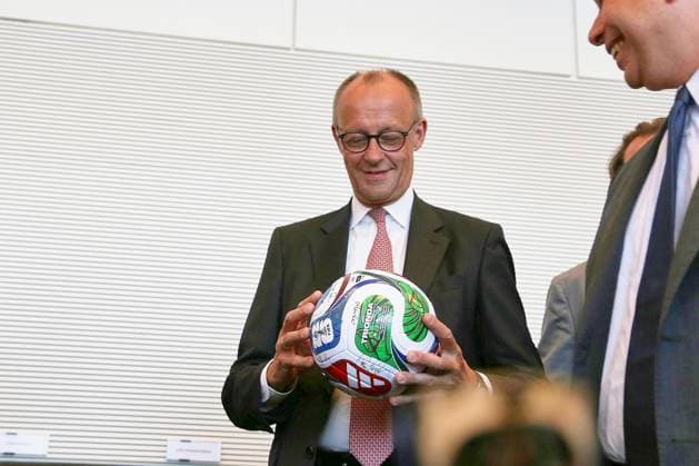 Berlin, Deutschland, 09.06.2026: Deutscher Bundestag: Unions-Fraktionssitzung: Bundeskanzler Friedrich Merz (CDU) mit WM-Ball Trionda *** Berlin, Germany, 09 06 2026 German Bundestag Union parliamentary group meeting Federal Chancellor Friedrich Merz CDU with WM Ball Trionda Copyright: xdtsxNachrichtenagenturx dts_122206