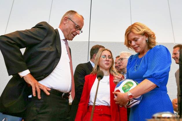 Berlin, Deutschland, 09.06.2026: Deutscher Bundestag: Unions-Fraktionssitzung: Bundestagspräsidentin Julia Klöckner (CDU) unterschreibt vor den Augen von Parteichef und Bundeskanzler Friedrich Merz (CDU) auf WM-Ball Trionda *** Berlin, Germany, 09 06 2026 German Bundestag Union parliamentary group meeting Bundestag President Julia Klöckner CDU signs in front of party leader and Federal Chancellor Friedrich Merz CDU at World Cup Ball Trionda Copyright: xdtsxNachrichtenagenturx dts_122208
