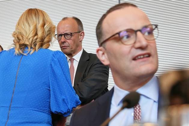 Berlin, Deutschland, 09.06.2026: Deutscher Bundestag: Unions-Fraktionssitzung: Bundestagspräsidentin Julia Klöckner (CDU) spricht mit Bundeskanzler Friedrich Merz (CDU), im Vordergrund Fraktionschef Jens Spahn (CDU) *** Berlin, Germany, 09 06 2026 German Bundestag Union parliamentary group meeting Bundestag President Julia Klöckner CDU speaks with Federal Chancellor Friedrich Merz CDU , in the foreground parliamentary group leader Jens Spahn CDU Copyright: xdtsxNachrichtenagenturx dts_122209