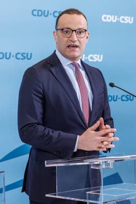 Statement vor den Fraktionssitzung der CDU CSU Fraktionsvorsitzender der CDU CSU Jens Spahn spricht während eines Statement vor den Fraktionssitzungen am 09.06.2026 in Berlin. Berlin Berlin Deutschland Reichstag *** Statement before the CDU CSU parliamentary group meeting CDU CSU parliamentary group leader Jens Spahn speaks during a statement before the parliamentary group meetings on 09 06 2026 in Berlin Berlin Berlin Germany Reichstag