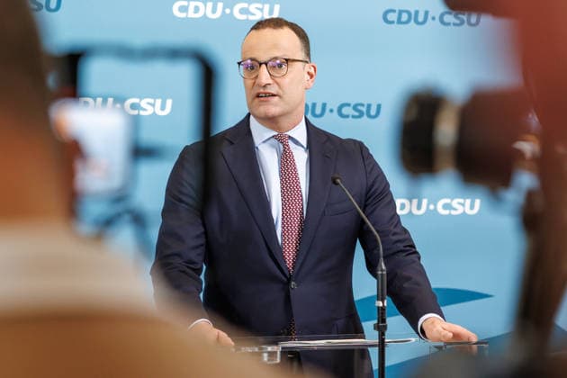 Statement vor den Fraktionssitzung der CDU CSU Fraktionsvorsitzender der CDU CSU Jens Spahn spricht während eines Statement vor den Fraktionssitzungen am 09.06.2026 in Berlin. Berlin Berlin Deutschland Reichstag *** Statement before the CDU CSU parliamentary group meeting CDU CSU parliamentary group leader Jens Spahn speaks during a statement before the parliamentary group meetings on 09 06 2026 in Berlin Berlin Berlin Germany Reichstag