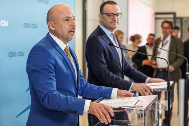 Statement vor den Fraktionssitzung der CDU CSU Alexander Hoffmann, stellvertretender Fraktionsvorsitzender der CDU CSU im Bundestag und Vorsitzender der CSU-Landesgruppe, spricht während eines Statement vor den Fraktionssitzungen am 09.06.2026 in Berlin. Berlin Berlin Deutschland Reichstag *** Statement before the parliamentary group meeting of the CDU CSU Alexander Hoffmann, Deputy Chairman of the CDU CSU parliamentary group in the Bundestag and Chairman of the CSU regional group, speaks during a statement before the parliamentary group meetings on 09 06 2026 in Berlin Berlin Germany Reichstag