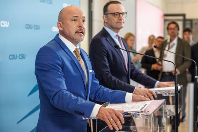 Statement vor den Fraktionssitzung der CDU CSU Alexander Hoffmann, stellvertretender Fraktionsvorsitzender der CDU CSU im Bundestag und Vorsitzender der CSU-Landesgruppe, spricht während eines Statement vor den Fraktionssitzungen am 09.06.2026 in Berlin. Berlin Berlin Deutschland Reichstag *** Statement before the parliamentary group meeting of the CDU CSU Alexander Hoffmann, Deputy Chairman of the CDU CSU parliamentary group in the Bundestag and Chairman of the CSU regional group, speaks during a statement before the parliamentary group meetings on 09 06 2026 in Berlin Berlin Germany Reichstag