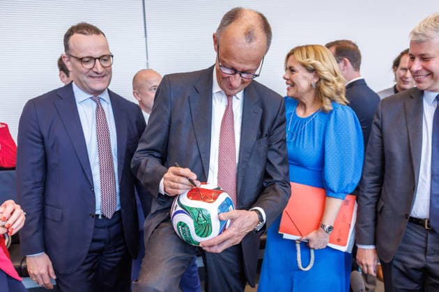 Fraktionssitzung CDU CSU Friedrich Merz (CDU) und Bundestagspraesidentin Julia Kloeckner bei einer Fraktionssitzung am 9.06.2026 in Berlin. Berlin Berlin Deutschland Bundestag *** Parliamentary group meeting CDU CSU Friedrich Merz CDU and Bundestag President Julia Kloeckner at a parliamentary group meeting on 9 06 2026 in Berlin Berlin Germany Bundestag