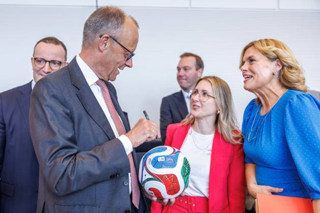 Fraktionssitzung CDU CSU Friedrich Merz (CDU) und Bundestagspraesidentin Julia Kloeckner bei einer Fraktionssitzung am 9.06.2026 in Berlin. Berlin Berlin Deutschland Bundestag *** Parliamentary group meeting CDU CSU Friedrich Merz CDU and Bundestag President Julia Kloeckner at a parliamentary group meeting on 9 06 2026 in Berlin Berlin Germany Bundestag