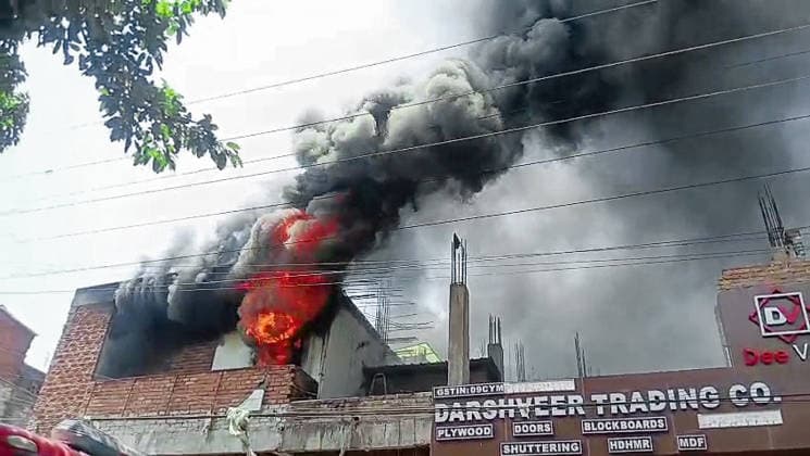 RECORD DATE NOT STATED A fire breaks out in a plywood warehouse due to a short circuit in Kanpur Kanpur, Jun 09 (ANI): A fire breaks out in a plywood warehouse due to a short circuit near Sangit Talkies, in Kanpur on Tuesday. (ANI Video Grab) Kanpur Uttar Pradesh India Copyright: xANIx ANI_20260609247