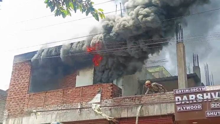RECORD DATE NOT STATED A fire breaks out in a plywood warehouse due to a short circuit in Kanpur Kanpur, Jun 09 (ANI): A fire breaks out in a plywood warehouse due to a short circuit near Sangit Talkies, in Kanpur on Tuesday. Firefighters present at the scene. (ANI Video Grab) Kanpur Uttar Pradesh India Copyright: xANIx ANI_20260609248