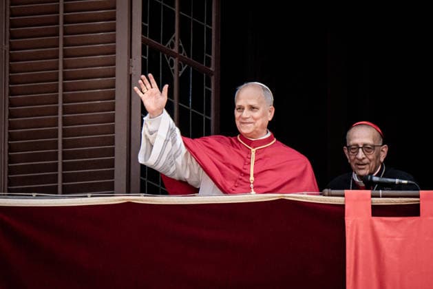 June 9, 2026, Barcelona, Spain: Pope Leo XIV greets the faithful from the balcony of the episcopal residence in Barcelona s Gothic Quarter during the first day of his visit to the Catalan capital. Barcelona Spain  - ZUMAb137 20260609_fap_b137_006 Copyright: xJordixBoixareux