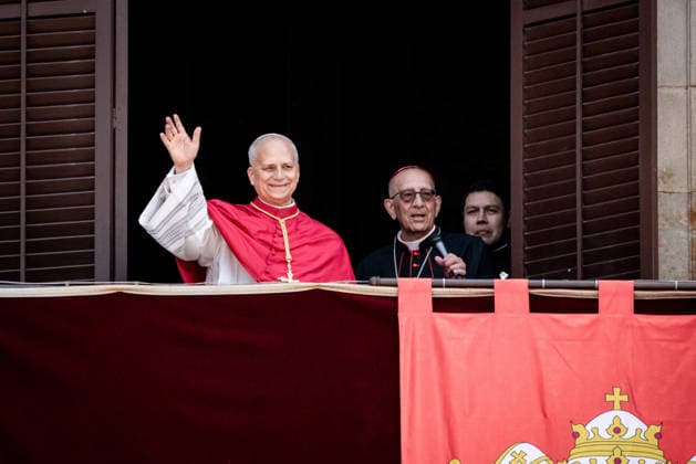 June 9, 2026, Barcelona, Spain: Pope Leo XIV greets the faithful from the balcony of the episcopal residence in Barcelona s Gothic Quarter during the first day of his visit to the Catalan capital. Barcelona Spain  - ZUMAb137 20260609_fap_b137_008 Copyright: xJordixBoixareux