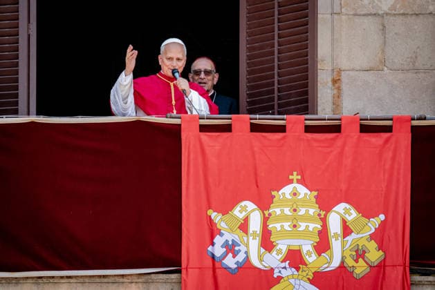June 9, 2026, Barcelona, Spain: Pope Leo XIV greets the faithful from the balcony of the episcopal residence in Barcelona s Gothic Quarter during the first day of his visit to the Catalan capital. Barcelona Spain  - ZUMAb137 20260609_fap_b137_010 Copyright: xJordixBoixareux