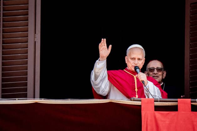 June 9, 2026, Barcelona, Spain: Pope Leo XIV greets the faithful from the balcony of the episcopal residence in Barcelona s Gothic Quarter during the first day of his visit to the Catalan capital. Barcelona Spain - ZUMAb137 20260609_fap_b137_009 Copyright: xJordixBoixareux