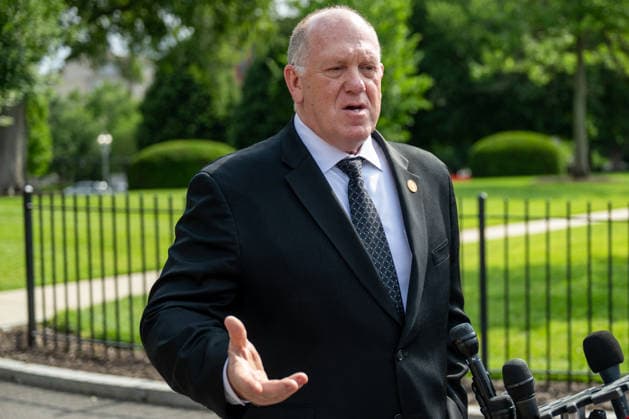 Tom Homan Speaks to The Media - Washington Tom Homan, White House border czar, speaks to members of the media outside the White House in Washington, DC, US, on Tuesday, June 9, 2026. The Trump administration has drawn up a plan to surge US Immigration and Customs Enforcement personnel to New York City, a move that threatens to escalate tensions with New York Governor Kathy Hochul over the president’s migrant crackdown. Photo by Daniel Heuer Pool ABACAPRESS.COM  Copyright: xPool ABACAx