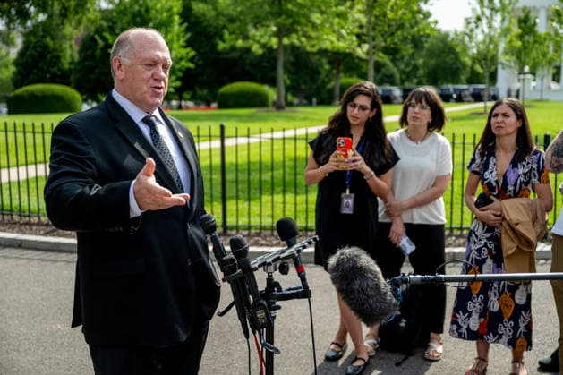 Tom Homan Speaks to The Media - Washington Tom Homan, White House border czar, speaks to members of the media outside the White House in Washington, DC, US, on Tuesday, June 9, 2026. The Trump administration has drawn up a plan to surge US Immigration and Customs Enforcement personnel to New York City, a move that threatens to escalate tensions with New York Governor Kathy Hochul over the president’s migrant crackdown. Photo by Daniel Heuer Pool ABACAPRESS.COM  Copyright: xPool ABACAx