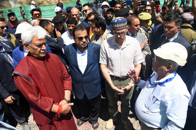 Final Breakthrough Ceremony of the Zojila Tunnel Kargil Ladakh , Jun 09 (ANI): A civil engineer interacts with the Union Road Transport and Highways Minister Nitin Gadkari, Jammu and Kashmir Chief Minister Omar Abdullah, and state Lieutenant Governor Manoj Sinha at the final breakthrough ceremony of the world s longest single-tube bidirectional Zojila Tunnel at Minamarg, in Kargil on Tuesday. Kargil Ladakh India Copyright: xANIx ANI_20260609034