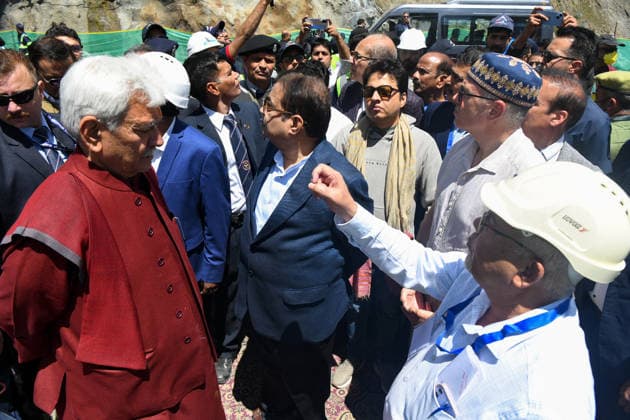 Final Breakthrough Ceremony of the Zojila Tunnel Kargil Ladakh , Jun 09 (ANI): A civil engineer interacts with the Union Road Transport and Highways Minister Nitin Gadkari, Jammu and Kashmir Chief Minister Omar Abdullah, and state Lieutenant Governor Manoj Sinha at the final breakthrough ceremony of the world s longest single-tube bidirectional Zojila Tunnel at Minamarg, in Kargil on Tuesday. Kargil Ladakh India Copyright: xANIx ANI_20260609037