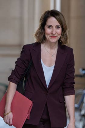 June 9, 2026, London, England, United Kingdom: LIZ KENDALL, Secretary of State for Science, Innovation and Technology, arrives at Downing Street ahead of a Cabinet meeting. London United Kingdom - ZUMAk172 20260609_zip_k172_021 Copyright: xThomasxKrychx