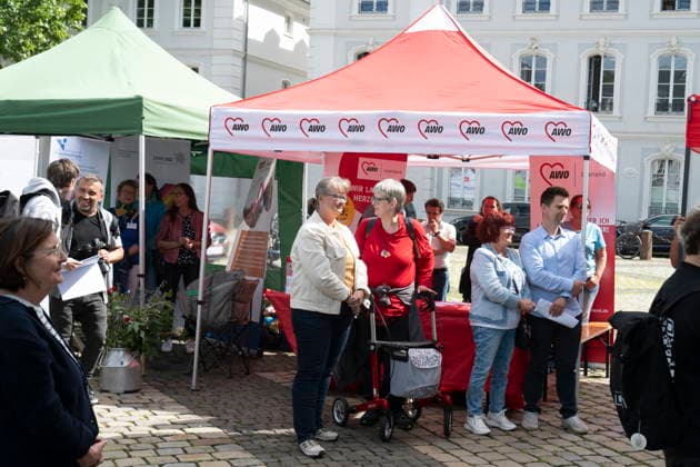 Am Dienstag (9.6.2026) findet in Saarbrücken der saarländische Sozialgipfel statt. Eine der zentralen Forderungen von Gewerkschaften, Kirchen und Verbänden: Der Staat müsse in den Sozialstaat unter anderem in Renten-, Kranken- und Pflegeversicherung investieren, statt dort zu kürzen. Die derzeitige Debatte um eine Reform des Sozialstaats wird heute Nachmittag auch Thema beim saarländischen Sozialgipfel in Saarbrücken sein. Zum 30-jährigen Bestehen des Gipfels stellen Gewerkschaften, Kirchen sowie Sozial- und Wohlfahrtsverbände eine neue Sozialstaats-Charta vor - im Beisein von Ministerpräsidentin Anke REhlinger. *** The Saarland Social Summit will take place in Saarbrücken on Tuesday 9 6 2026 One of the central demands bub