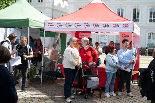 Am Dienstag (9.6.2026) findet in Saarbrücken der saarländische Sozialgipfel statt. Eine der zentralen Forderungen von Gewerkschaften, Kirchen und Verbänden: Der Staat müsse in den Sozialstaat unter anderem in Renten-, Kranken- und Pflegeversicherung investieren, statt dort zu kürzen. Die derzeitige Debatte um eine Reform des Sozialstaats wird heute Nachmittag auch Thema beim saarländischen Sozialgipfel in Saarbrücken sein. Zum 30-jährigen Bestehen des Gipfels stellen Gewerkschaften, Kirchen sowie Sozial- und Wohlfahrtsverbände eine neue Sozialstaats-Charta vor - im Beisein von Ministerpräsidentin Anke REhlinger. *** The Saarland Social Summit will take place in Saarbrücken on Tuesday 9 6 2026 One of the central demands bub