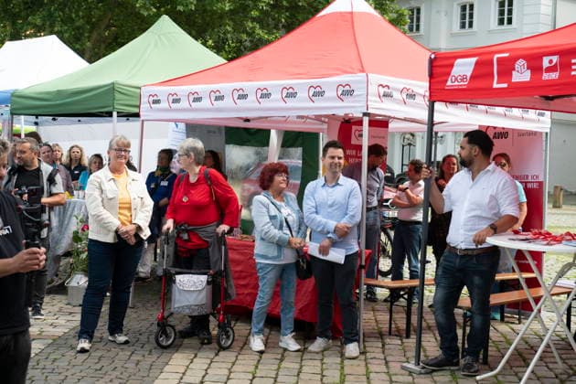 Am Dienstag (9.6.2026) findet in Saarbrücken der saarländische Sozialgipfel statt. Eine der zentralen Forderungen von Gewerkschaften, Kirchen und Verbänden: Der Staat müsse in den Sozialstaat unter anderem in Renten-, Kranken- und Pflegeversicherung investieren, statt dort zu kürzen. Die derzeitige Debatte um eine Reform des Sozialstaats wird heute Nachmittag auch Thema beim saarländischen Sozialgipfel in Saarbrücken sein. Zum 30-jährigen Bestehen des Gipfels stellen Gewerkschaften, Kirchen sowie Sozial- und Wohlfahrtsverbände eine neue Sozialstaats-Charta vor - im Beisein von Ministerpräsidentin Anke REhlinger. *** The Saarland Social Summit will take place in Saarbrücken on Tuesday 9 6 2026 One of the central demands bub