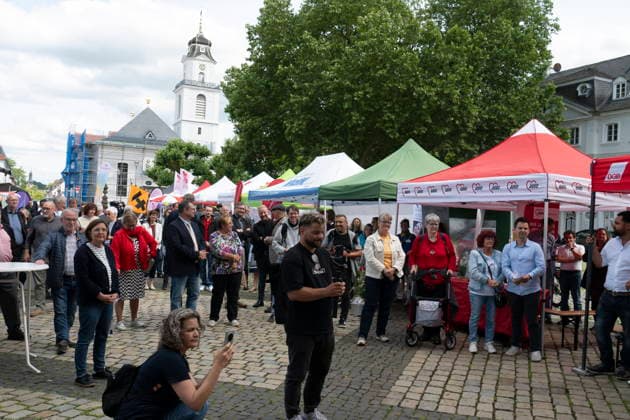 Am Dienstag (9.6.2026) findet in Saarbrücken der saarländische Sozialgipfel statt. Eine der zentralen Forderungen von Gewerkschaften, Kirchen und Verbänden: Der Staat müsse in den Sozialstaat unter anderem in Renten-, Kranken- und Pflegeversicherung investieren, statt dort zu kürzen. Die derzeitige Debatte um eine Reform des Sozialstaats wird heute Nachmittag auch Thema beim saarländischen Sozialgipfel in Saarbrücken sein. Zum 30-jährigen Bestehen des Gipfels stellen Gewerkschaften, Kirchen sowie Sozial- und Wohlfahrtsverbände eine neue Sozialstaats-Charta vor - im Beisein von Ministerpräsidentin Anke REhlinger. *** The Saarland Social Summit will take place in Saarbrücken on Tuesday 9 6 2026 One of the central demands bub