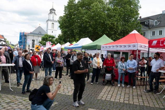 Am Dienstag (9.6.2026) findet in Saarbrücken der saarländische Sozialgipfel statt. Eine der zentralen Forderungen von Gewerkschaften, Kirchen und Verbänden: Der Staat müsse in den Sozialstaat unter anderem in Renten-, Kranken- und Pflegeversicherung investieren, statt dort zu kürzen. Die derzeitige Debatte um eine Reform des Sozialstaats wird heute Nachmittag auch Thema beim saarländischen Sozialgipfel in Saarbrücken sein. Zum 30-jährigen Bestehen des Gipfels stellen Gewerkschaften, Kirchen sowie Sozial- und Wohlfahrtsverbände eine neue Sozialstaats-Charta vor - im Beisein von Ministerpräsidentin Anke REhlinger. *** The Saarland Social Summit will take place in Saarbrücken on Tuesday 9 6 2026 One of the central demands bub