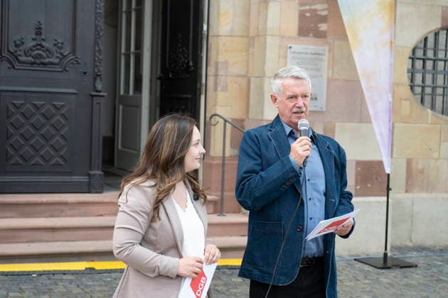 Am Dienstag (9.6.2026) findet in Saarbrücken der saarländische Sozialgipfel statt. Eine der zentralen Forderungen von Gewerkschaften, Kirchen und Verbänden: Der Staat müsse in den Sozialstaat unter anderem in Renten-, Kranken- und Pflegeversicherung investieren, statt dort zu kürzen. Die derzeitige Debatte um eine Reform des Sozialstaats wird heute Nachmittag auch Thema beim saarländischen Sozialgipfel in Saarbrücken sein. Zum 30-jährigen Bestehen des Gipfels stellen Gewerkschaften, Kirchen sowie Sozial- und Wohlfahrtsverbände eine neue Sozialstaats-Charta vor - im Beisein von Ministerpräsidentin Anke REhlinger. *** The Saarland Social Summit will take place in Saarbrücken on Tuesday 9 6 2026 One of the central demands bub