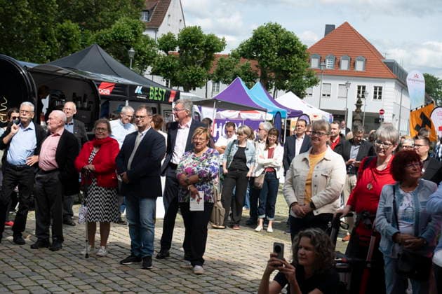 Am Dienstag (9.6.2026) findet in Saarbrücken der saarländische Sozialgipfel statt. Eine der zentralen Forderungen von Gewerkschaften, Kirchen und Verbänden: Der Staat müsse in den Sozialstaat unter anderem in Renten-, Kranken- und Pflegeversicherung investieren, statt dort zu kürzen. Die derzeitige Debatte um eine Reform des Sozialstaats wird heute Nachmittag auch Thema beim saarländischen Sozialgipfel in Saarbrücken sein. Zum 30-jährigen Bestehen des Gipfels stellen Gewerkschaften, Kirchen sowie Sozial- und Wohlfahrtsverbände eine neue Sozialstaats-Charta vor - im Beisein von Ministerpräsidentin Anke REhlinger. *** The Saarland Social Summit will take place in Saarbrücken on Tuesday 9 6 2026 One of the central demands bub