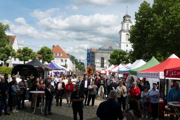 Am Dienstag (9.6.2026) findet in Saarbrücken der saarländische Sozialgipfel statt. Eine der zentralen Forderungen von Gewerkschaften, Kirchen und Verbänden: Der Staat müsse in den Sozialstaat unter anderem in Renten-, Kranken- und Pflegeversicherung investieren, statt dort zu kürzen. Die derzeitige Debatte um eine Reform des Sozialstaats wird heute Nachmittag auch Thema beim saarländischen Sozialgipfel in Saarbrücken sein. Zum 30-jährigen Bestehen des Gipfels stellen Gewerkschaften, Kirchen sowie Sozial- und Wohlfahrtsverbände eine neue Sozialstaats-Charta vor - im Beisein von Ministerpräsidentin Anke REhlinger. *** The Saarland Social Summit will take place in Saarbrücken on Tuesday 9 6 2026 One of the central demands bub