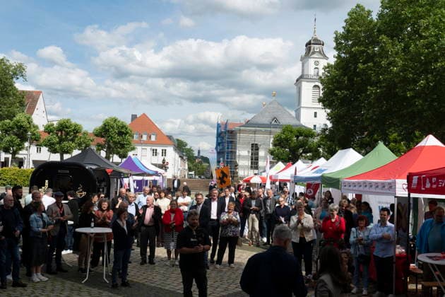 Am Dienstag (9.6.2026) findet in Saarbrücken der saarländische Sozialgipfel statt. Eine der zentralen Forderungen von Gewerkschaften, Kirchen und Verbänden: Der Staat müsse in den Sozialstaat unter anderem in Renten-, Kranken- und Pflegeversicherung investieren, statt dort zu kürzen. Die derzeitige Debatte um eine Reform des Sozialstaats wird heute Nachmittag auch Thema beim saarländischen Sozialgipfel in Saarbrücken sein. Zum 30-jährigen Bestehen des Gipfels stellen Gewerkschaften, Kirchen sowie Sozial- und Wohlfahrtsverbände eine neue Sozialstaats-Charta vor - im Beisein von Ministerpräsidentin Anke REhlinger. *** The Saarland Social Summit will take place in Saarbrücken on Tuesday 9 6 2026 One of the central demands bub