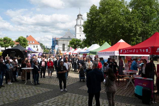 Am Dienstag (9.6.2026) findet in Saarbrücken der saarländische Sozialgipfel statt. Eine der zentralen Forderungen von Gewerkschaften, Kirchen und Verbänden: Der Staat müsse in den Sozialstaat unter anderem in Renten-, Kranken- und Pflegeversicherung investieren, statt dort zu kürzen. Die derzeitige Debatte um eine Reform des Sozialstaats wird heute Nachmittag auch Thema beim saarländischen Sozialgipfel in Saarbrücken sein. Zum 30-jährigen Bestehen des Gipfels stellen Gewerkschaften, Kirchen sowie Sozial- und Wohlfahrtsverbände eine neue Sozialstaats-Charta vor - im Beisein von Ministerpräsidentin Anke REhlinger. *** The Saarland Social Summit will take place in Saarbrücken on Tuesday 9 6 2026 One of the central demands bub