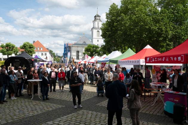 Am Dienstag (9.6.2026) findet in Saarbrücken der saarländische Sozialgipfel statt. Eine der zentralen Forderungen von Gewerkschaften, Kirchen und Verbänden: Der Staat müsse in den Sozialstaat unter anderem in Renten-, Kranken- und Pflegeversicherung investieren, statt dort zu kürzen. Die derzeitige Debatte um eine Reform des Sozialstaats wird heute Nachmittag auch Thema beim saarländischen Sozialgipfel in Saarbrücken sein. Zum 30-jährigen Bestehen des Gipfels stellen Gewerkschaften, Kirchen sowie Sozial- und Wohlfahrtsverbände eine neue Sozialstaats-Charta vor - im Beisein von Ministerpräsidentin Anke REhlinger. *** The Saarland Social Summit will take place in Saarbrücken on Tuesday 9 6 2026 One of the central demands bub