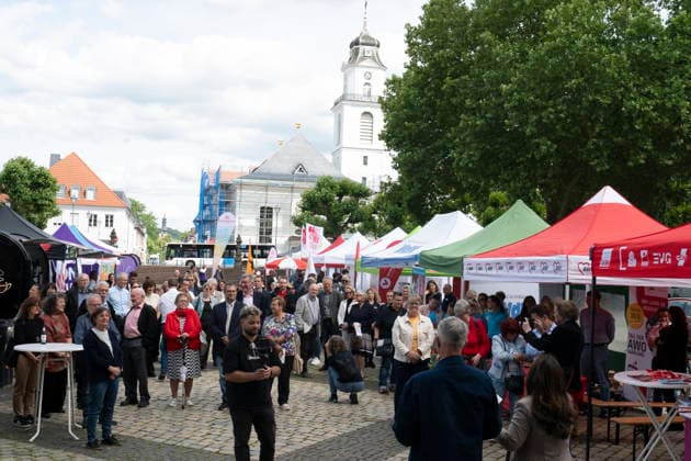 Am Dienstag (9.6.2026) findet in Saarbrücken der saarländische Sozialgipfel statt. Eine der zentralen Forderungen von Gewerkschaften, Kirchen und Verbänden: Der Staat müsse in den Sozialstaat unter anderem in Renten-, Kranken- und Pflegeversicherung investieren, statt dort zu kürzen. Die derzeitige Debatte um eine Reform des Sozialstaats wird heute Nachmittag auch Thema beim saarländischen Sozialgipfel in Saarbrücken sein. Zum 30-jährigen Bestehen des Gipfels stellen Gewerkschaften, Kirchen sowie Sozial- und Wohlfahrtsverbände eine neue Sozialstaats-Charta vor - im Beisein von Ministerpräsidentin Anke REhlinger. *** The Saarland Social Summit will take place in Saarbrücken on Tuesday 9 6 2026 One of the central demands bub
