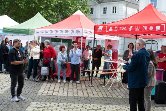 Am Dienstag (9.6.2026) findet in Saarbrücken der saarländische Sozialgipfel statt. Eine der zentralen Forderungen von Gewerkschaften, Kirchen und Verbänden: Der Staat müsse in den Sozialstaat unter anderem in Renten-, Kranken- und Pflegeversicherung investieren, statt dort zu kürzen. Die derzeitige Debatte um eine Reform des Sozialstaats wird heute Nachmittag auch Thema beim saarländischen Sozialgipfel in Saarbrücken sein. Zum 30-jährigen Bestehen des Gipfels stellen Gewerkschaften, Kirchen sowie Sozial- und Wohlfahrtsverbände eine neue Sozialstaats-Charta vor - im Beisein von Ministerpräsidentin Anke REhlinger. *** The Saarland Social Summit will take place in Saarbrücken on Tuesday 9 6 2026 One of the central demands bub