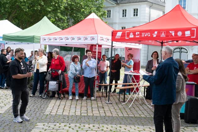 Am Dienstag (9.6.2026) findet in Saarbrücken der saarländische Sozialgipfel statt. Eine der zentralen Forderungen von Gewerkschaften, Kirchen und Verbänden: Der Staat müsse in den Sozialstaat unter anderem in Renten-, Kranken- und Pflegeversicherung investieren, statt dort zu kürzen. Die derzeitige Debatte um eine Reform des Sozialstaats wird heute Nachmittag auch Thema beim saarländischen Sozialgipfel in Saarbrücken sein. Zum 30-jährigen Bestehen des Gipfels stellen Gewerkschaften, Kirchen sowie Sozial- und Wohlfahrtsverbände eine neue Sozialstaats-Charta vor - im Beisein von Ministerpräsidentin Anke REhlinger. *** The Saarland Social Summit will take place in Saarbrücken on Tuesday 9 6 2026 One of the central demands bub