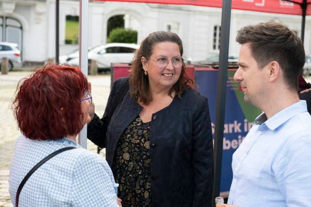 Am Dienstag (9.6.2026) findet in Saarbrücken der saarländische Sozialgipfel statt. Eine der zentralen Forderungen von Gewerkschaften, Kirchen und Verbänden: Der Staat müsse in den Sozialstaat unter anderem in Renten-, Kranken- und Pflegeversicherung investieren, statt dort zu kürzen. Die derzeitige Debatte um eine Reform des Sozialstaats wird heute Nachmittag auch Thema beim saarländischen Sozialgipfel in Saarbrücken sein. Zum 30-jährigen Bestehen des Gipfels stellen Gewerkschaften, Kirchen sowie Sozial- und Wohlfahrtsverbände eine neue Sozialstaats-Charta vor - im Beisein von Ministerpräsidentin Anke REhlinger. *** The Saarland Social Summit will take place in Saarbrücken on Tuesday 9 6 2026 One of the central demands bub