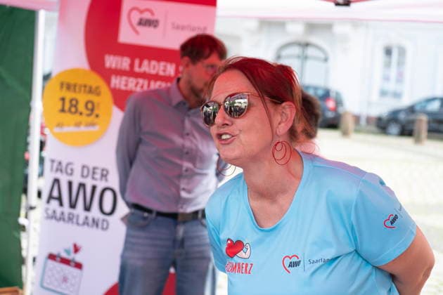 Am Dienstag (9.6.2026) findet in Saarbrücken der saarländische Sozialgipfel statt. Eine der zentralen Forderungen von Gewerkschaften, Kirchen und Verbänden: Der Staat müsse in den Sozialstaat unter anderem in Renten-, Kranken- und Pflegeversicherung investieren, statt dort zu kürzen. Die derzeitige Debatte um eine Reform des Sozialstaats wird heute Nachmittag auch Thema beim saarländischen Sozialgipfel in Saarbrücken sein. Zum 30-jährigen Bestehen des Gipfels stellen Gewerkschaften, Kirchen sowie Sozial- und Wohlfahrtsverbände eine neue Sozialstaats-Charta vor - im Beisein von Ministerpräsidentin Anke REhlinger. *** The Saarland Social Summit will take place in Saarbrücken on Tuesday 9 6 2026 One of the central demands bub