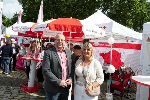 Am Dienstag (9.6.2026) findet in Saarbrücken der saarländische Sozialgipfel statt. Eine der zentralen Forderungen von Gewerkschaften, Kirchen und Verbänden: Der Staat müsse in den Sozialstaat unter anderem in Renten-, Kranken- und Pflegeversicherung investieren, statt dort zu kürzen. Die derzeitige Debatte um eine Reform des Sozialstaats wird heute Nachmittag auch Thema beim saarländischen Sozialgipfel in Saarbrücken sein. Zum 30-jährigen Bestehen des Gipfels stellen Gewerkschaften, Kirchen sowie Sozial- und Wohlfahrtsverbände eine neue Sozialstaats-Charta vor - im Beisein von Ministerpräsidentin Anke REhlinger. *** The Saarland Social Summit will take place in Saarbrücken on Tuesday 9 6 2026 One of the central demands bub