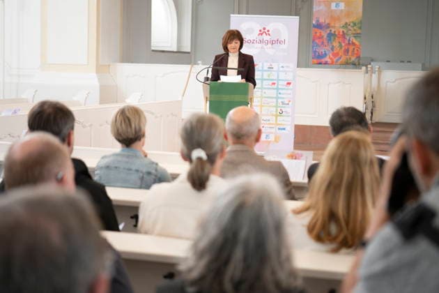 Am Dienstag (9.6.2026) findet in Saarbrücken der saarländische Sozialgipfel statt. Eine der zentralen Forderungen von Gewerkschaften, Kirchen und Verbänden: Der Staat müsse in den Sozialstaat unter anderem in Renten-, Kranken- und Pflegeversicherung investieren, statt dort zu kürzen. Die derzeitige Debatte um eine Reform des Sozialstaats wird heute Nachmittag auch Thema beim saarländischen Sozialgipfel in Saarbrücken sein. Zum 30-jährigen Bestehen des Gipfels stellen Gewerkschaften, Kirchen sowie Sozial- und Wohlfahrtsverbände eine neue Sozialstaats-Charta vor - im Beisein von Ministerpräsidentin Anke REhlinger. *** The Saarland Social Summit will take place in Saarbrücken on Tuesday 9 6 2026 One of the central demands bub
