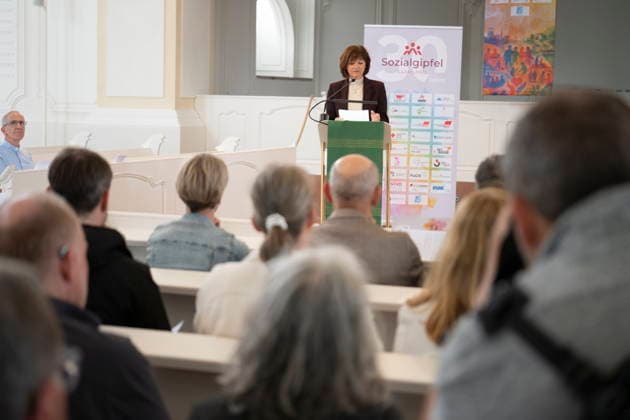 Am Dienstag (9.6.2026) findet in Saarbrücken der saarländische Sozialgipfel statt. Eine der zentralen Forderungen von Gewerkschaften, Kirchen und Verbänden: Der Staat müsse in den Sozialstaat unter anderem in Renten-, Kranken- und Pflegeversicherung investieren, statt dort zu kürzen. Die derzeitige Debatte um eine Reform des Sozialstaats wird heute Nachmittag auch Thema beim saarländischen Sozialgipfel in Saarbrücken sein. Zum 30-jährigen Bestehen des Gipfels stellen Gewerkschaften, Kirchen sowie Sozial- und Wohlfahrtsverbände eine neue Sozialstaats-Charta vor - im Beisein von Ministerpräsidentin Anke REhlinger. *** The Saarland Social Summit will take place in Saarbrücken on Tuesday 9 6 2026 One of the central demands bub