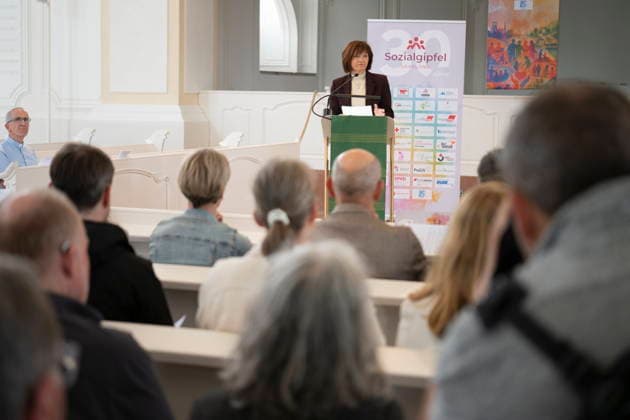 Am Dienstag (9.6.2026) findet in Saarbrücken der saarländische Sozialgipfel statt. Eine der zentralen Forderungen von Gewerkschaften, Kirchen und Verbänden: Der Staat müsse in den Sozialstaat unter anderem in Renten-, Kranken- und Pflegeversicherung investieren, statt dort zu kürzen. Die derzeitige Debatte um eine Reform des Sozialstaats wird heute Nachmittag auch Thema beim saarländischen Sozialgipfel in Saarbrücken sein. Zum 30-jährigen Bestehen des Gipfels stellen Gewerkschaften, Kirchen sowie Sozial- und Wohlfahrtsverbände eine neue Sozialstaats-Charta vor - im Beisein von Ministerpräsidentin Anke REhlinger. *** The Saarland Social Summit will take place in Saarbrücken on Tuesday 9 6 2026 One of the central demands bub