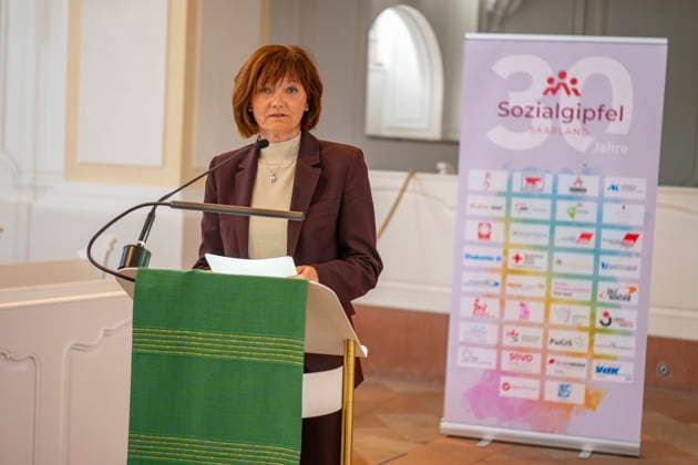 Am Dienstag (9.6.2026) findet in Saarbrücken der saarländische Sozialgipfel statt. Eine der zentralen Forderungen von Gewerkschaften, Kirchen und Verbänden: Der Staat müsse in den Sozialstaat unter anderem in Renten-, Kranken- und Pflegeversicherung investieren, statt dort zu kürzen. Die derzeitige Debatte um eine Reform des Sozialstaats wird heute Nachmittag auch Thema beim saarländischen Sozialgipfel in Saarbrücken sein. Zum 30-jährigen Bestehen des Gipfels stellen Gewerkschaften, Kirchen sowie Sozial- und Wohlfahrtsverbände eine neue Sozialstaats-Charta vor - im Beisein von Ministerpräsidentin Anke REhlinger. *** The Saarland Social Summit will take place in Saarbrücken on Tuesday 9 6 2026 One of the central demands bub