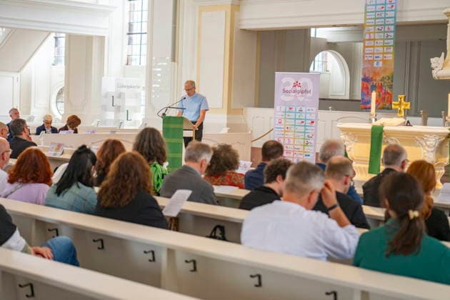 Am Dienstag (9.6.2026) findet in Saarbrücken der saarländische Sozialgipfel statt. Eine der zentralen Forderungen von Gewerkschaften, Kirchen und Verbänden: Der Staat müsse in den Sozialstaat unter anderem in Renten-, Kranken- und Pflegeversicherung investieren, statt dort zu kürzen. Die derzeitige Debatte um eine Reform des Sozialstaats wird heute Nachmittag auch Thema beim saarländischen Sozialgipfel in Saarbrücken sein. Zum 30-jährigen Bestehen des Gipfels stellen Gewerkschaften, Kirchen sowie Sozial- und Wohlfahrtsverbände eine neue Sozialstaats-Charta vor - im Beisein von Ministerpräsidentin Anke REhlinger. *** The Saarland Social Summit will take place in Saarbrücken on Tuesday 9 6 2026 One of the central demands bub