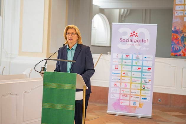 Am Dienstag (9.6.2026) findet in Saarbrücken der saarländische Sozialgipfel statt. Eine der zentralen Forderungen von Gewerkschaften, Kirchen und Verbänden: Der Staat müsse in den Sozialstaat unter anderem in Renten-, Kranken- und Pflegeversicherung investieren, statt dort zu kürzen. Die derzeitige Debatte um eine Reform des Sozialstaats wird heute Nachmittag auch Thema beim saarländischen Sozialgipfel in Saarbrücken sein. Zum 30-jährigen Bestehen des Gipfels stellen Gewerkschaften, Kirchen sowie Sozial- und Wohlfahrtsverbände eine neue Sozialstaats-Charta vor - im Beisein von Ministerpräsidentin Anke REhlinger. *** The Saarland Social Summit will take place in Saarbrücken on Tuesday 9 6 2026 One of the central demands bub