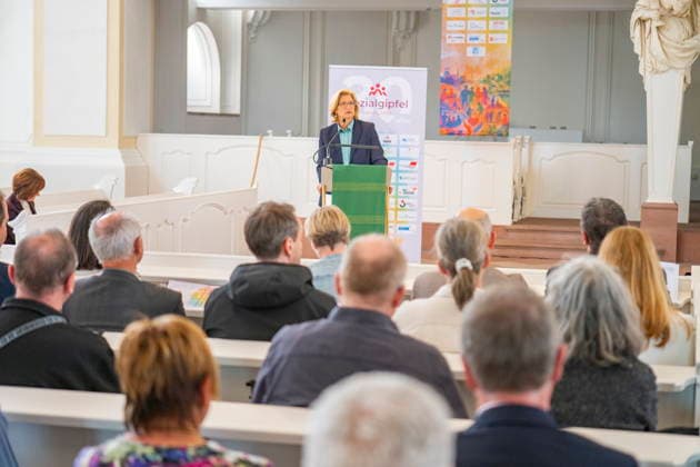 Am Dienstag (9.6.2026) findet in Saarbrücken der saarländische Sozialgipfel statt. Eine der zentralen Forderungen von Gewerkschaften, Kirchen und Verbänden: Der Staat müsse in den Sozialstaat unter anderem in Renten-, Kranken- und Pflegeversicherung investieren, statt dort zu kürzen. Die derzeitige Debatte um eine Reform des Sozialstaats wird heute Nachmittag auch Thema beim saarländischen Sozialgipfel in Saarbrücken sein. Zum 30-jährigen Bestehen des Gipfels stellen Gewerkschaften, Kirchen sowie Sozial- und Wohlfahrtsverbände eine neue Sozialstaats-Charta vor - im Beisein von Ministerpräsidentin Anke REhlinger. *** The Saarland Social Summit will take place in Saarbrücken on Tuesday 9 6 2026 One of the central demands bub
