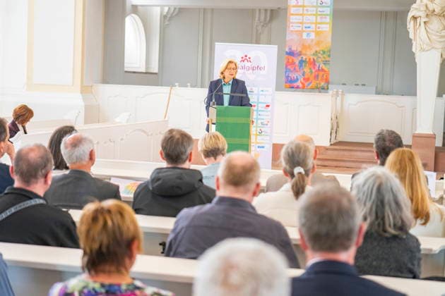 Am Dienstag (9.6.2026) findet in Saarbrücken der saarländische Sozialgipfel statt. Eine der zentralen Forderungen von Gewerkschaften, Kirchen und Verbänden: Der Staat müsse in den Sozialstaat unter anderem in Renten-, Kranken- und Pflegeversicherung investieren, statt dort zu kürzen. Die derzeitige Debatte um eine Reform des Sozialstaats wird heute Nachmittag auch Thema beim saarländischen Sozialgipfel in Saarbrücken sein. Zum 30-jährigen Bestehen des Gipfels stellen Gewerkschaften, Kirchen sowie Sozial- und Wohlfahrtsverbände eine neue Sozialstaats-Charta vor - im Beisein von Ministerpräsidentin Anke REhlinger. *** The Saarland Social Summit will take place in Saarbrücken on Tuesday 9 6 2026 One of the central demands bub