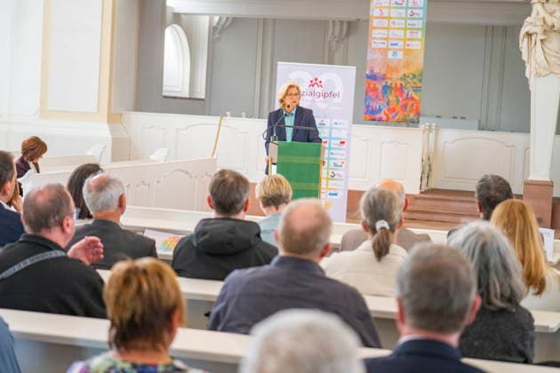 Am Dienstag (9.6.2026) findet in Saarbrücken der saarländische Sozialgipfel statt. Eine der zentralen Forderungen von Gewerkschaften, Kirchen und Verbänden: Der Staat müsse in den Sozialstaat unter anderem in Renten-, Kranken- und Pflegeversicherung investieren, statt dort zu kürzen. Die derzeitige Debatte um eine Reform des Sozialstaats wird heute Nachmittag auch Thema beim saarländischen Sozialgipfel in Saarbrücken sein. Zum 30-jährigen Bestehen des Gipfels stellen Gewerkschaften, Kirchen sowie Sozial- und Wohlfahrtsverbände eine neue Sozialstaats-Charta vor - im Beisein von Ministerpräsidentin Anke REhlinger. *** The Saarland Social Summit will take place in Saarbrücken on Tuesday 9 6 2026 One of the central demands bub