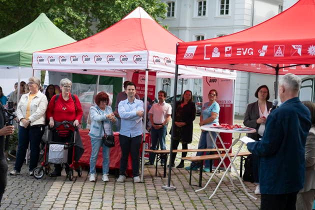Am Dienstag (9.6.2026) findet in Saarbrücken der saarländische Sozialgipfel statt. Eine der zentralen Forderungen von Gewerkschaften, Kirchen und Verbänden: Der Staat müsse in den Sozialstaat unter anderem in Renten-, Kranken- und Pflegeversicherung investieren, statt dort zu kürzen. Die derzeitige Debatte um eine Reform des Sozialstaats wird heute Nachmittag auch Thema beim saarländischen Sozialgipfel in Saarbrücken sein. Zum 30-jährigen Bestehen des Gipfels stellen Gewerkschaften, Kirchen sowie Sozial- und Wohlfahrtsverbände eine neue Sozialstaats-Charta vor - im Beisein von Ministerpräsidentin Anke REhlinger. *** The Saarland Social Summit will take place in Saarbrücken on Tuesday 9 6 2026 One of the central demands bub